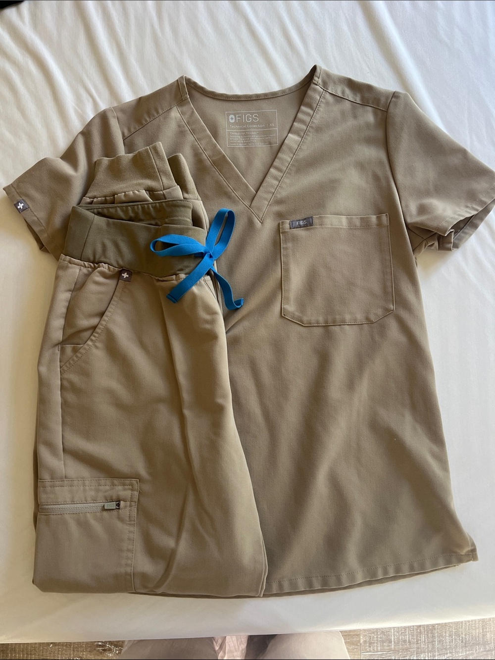 FIGS Women’s Short Sleeve Scrub Set - Sandstone with Blue Drawstring